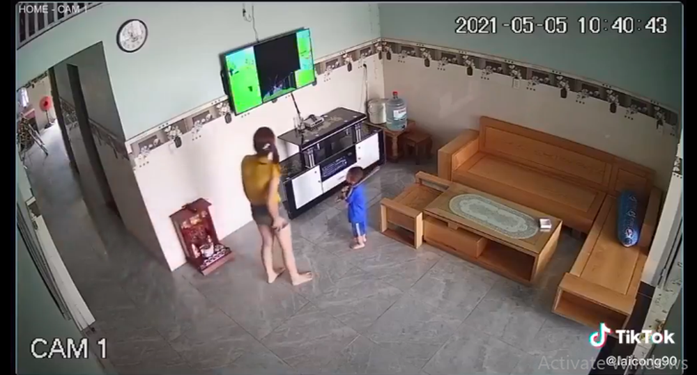 Bé trai cầm gậy đập vỡ 2 màn hình tivi trong 2 tháng: Theo dõi camera, bố mẹ ôm mặt kêu trời - Ảnh 1.