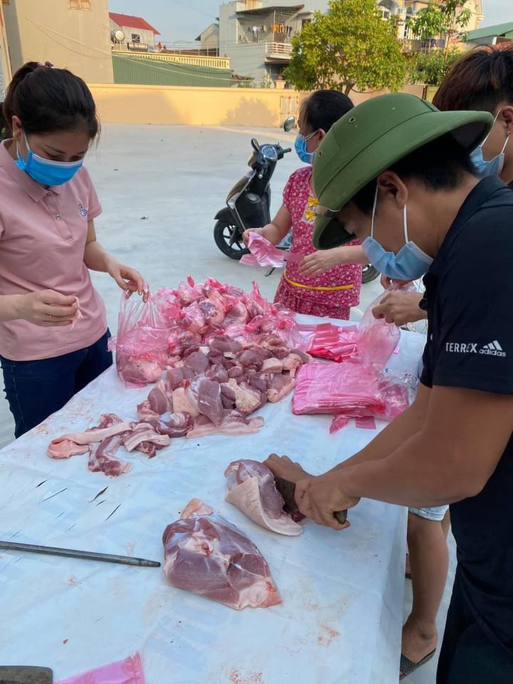Người Bắc Giang mổ lợn, san gạo cho công nhân vùng tâm dịch - Ảnh 2.