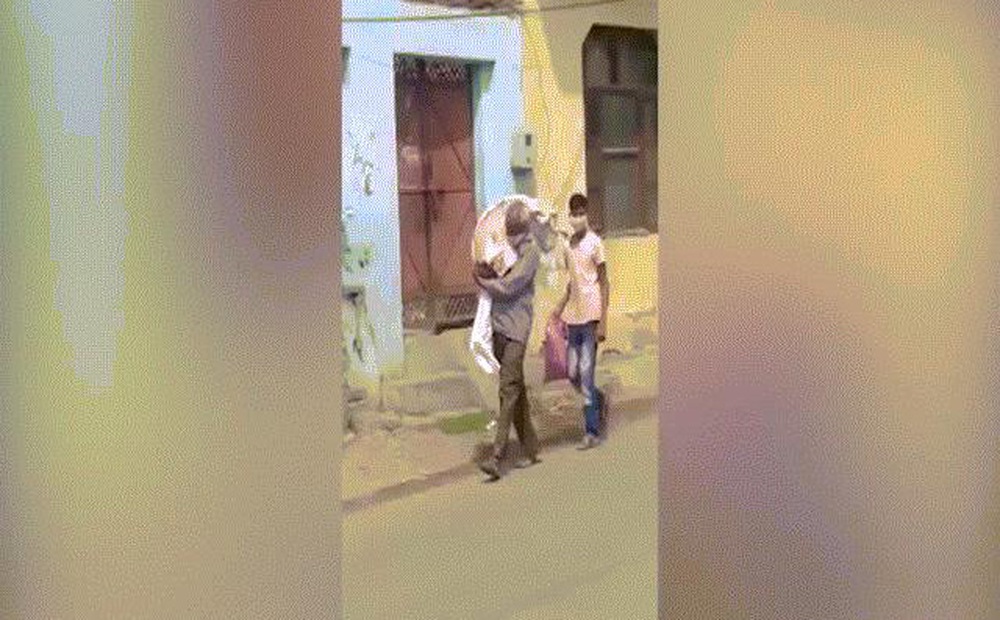 Video: Người đàn ông vác thi thể con gái 11 tuổi trên vai, đi hỏa táng ở Ấn Độ
