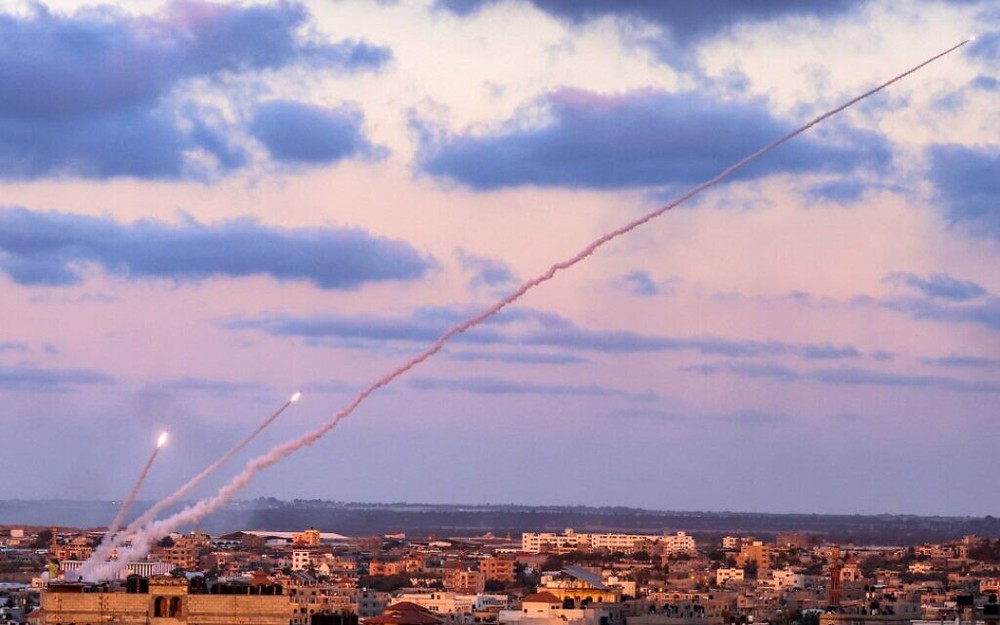 Israel mở 60 cuộc không kích Gaza, Hamas nhắm rocket vào căn cứ IAF - Ảnh 4.
