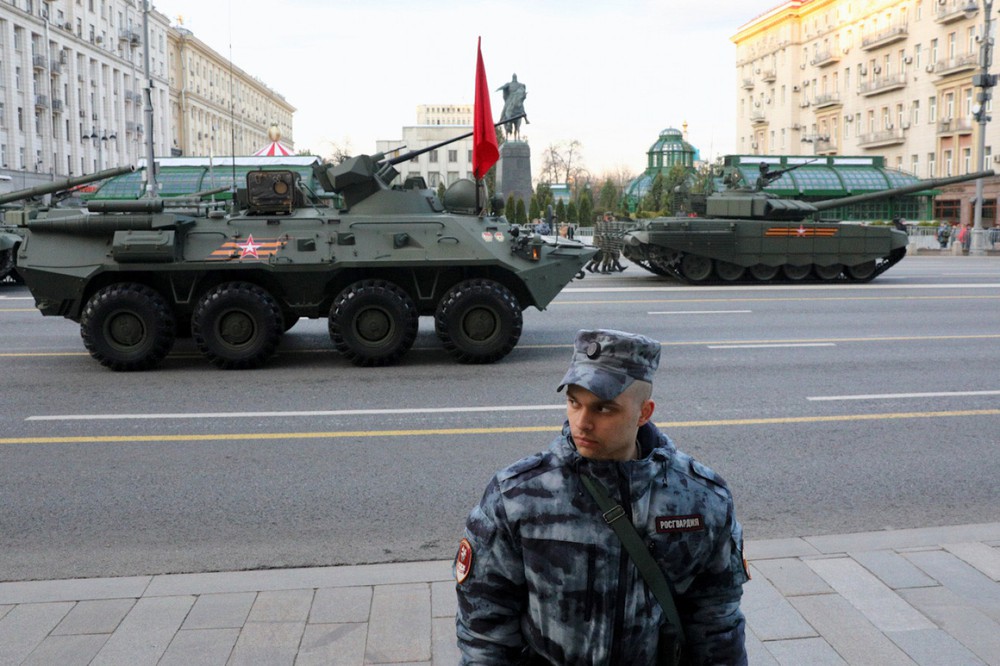 Choáng ngợp quân đội Nga diễn tập chuẩn bị lễ duyệt binh Ngày Chiến thắng - Ảnh 2.