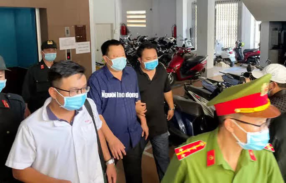 Hình ảnh khám xét, bắt giam cựu Giám đốc Sở Tài nguyên - Môi trường Khánh Hòa - Ảnh 4.