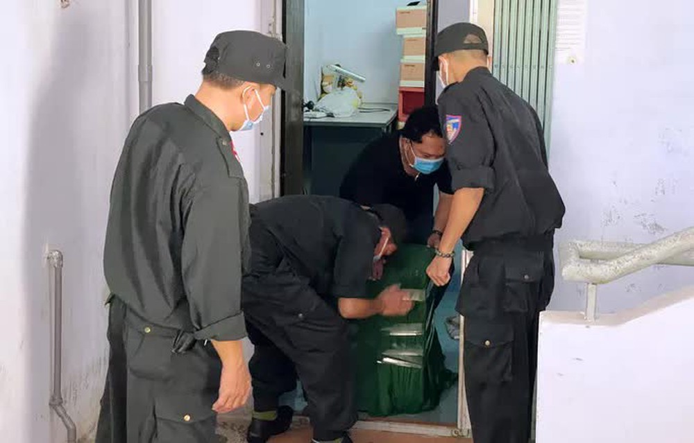 Hình ảnh khám xét, bắt giam cựu Giám đốc Sở Tài nguyên - Môi trường Khánh Hòa - Ảnh 6.