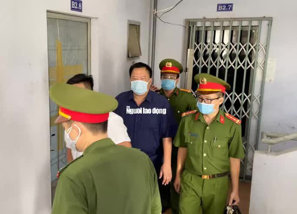 Hình ảnh khám xét, bắt giam cựu Giám đốc Sở Tài nguyên - Môi trường Khánh Hòa - Ảnh 8.
