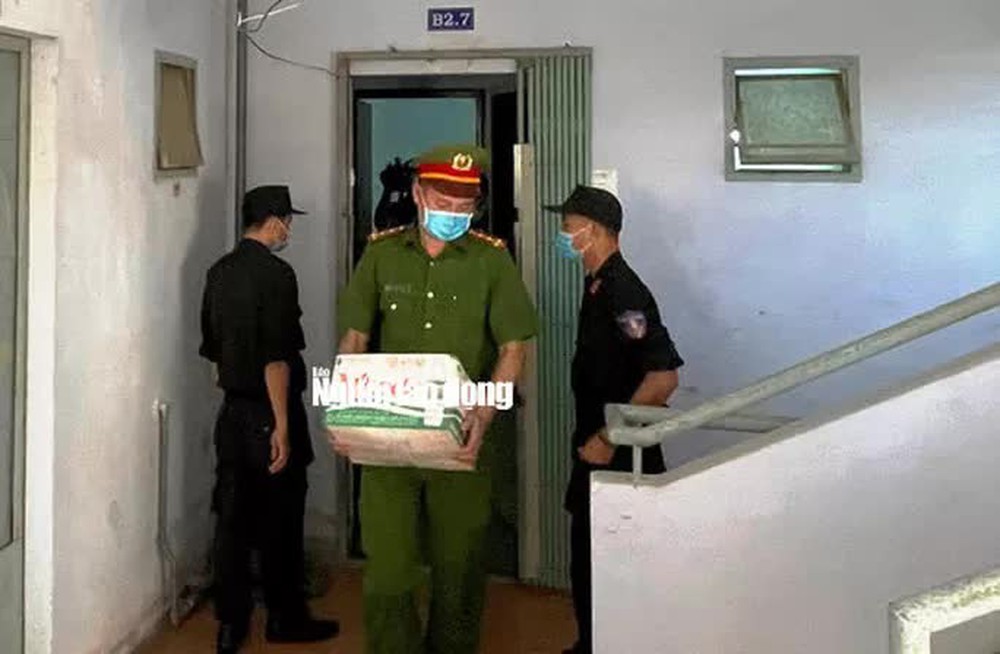 Hình ảnh khám xét, bắt giam cựu Giám đốc Sở Tài nguyên - Môi trường Khánh Hòa - Ảnh 9.