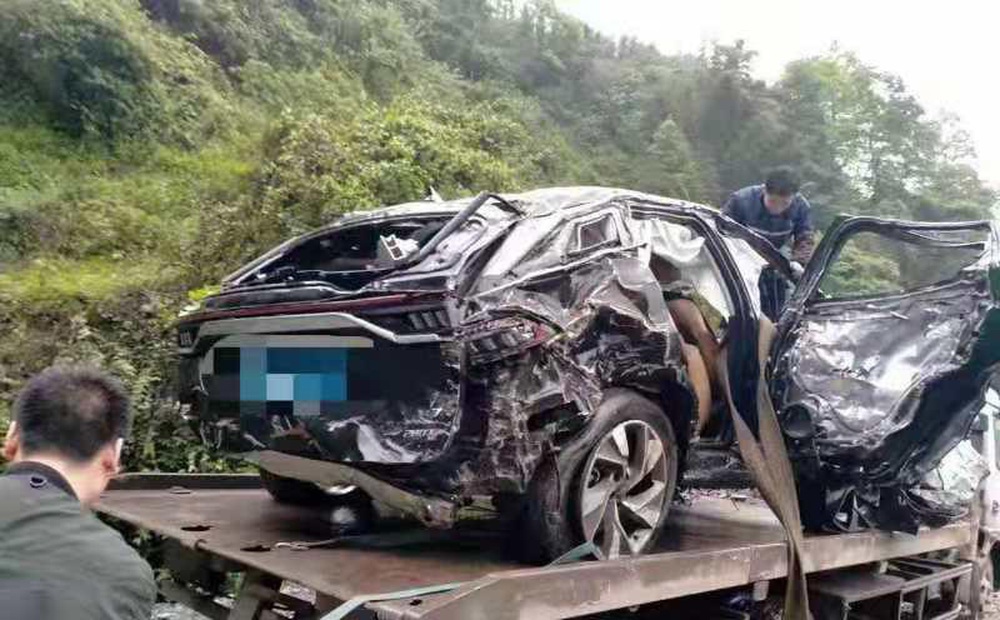 Beijing X7 rơi xuống vực nát bét, hành khách thoát chết: 'Phận buồn' của chiếc xe Trung Quốc