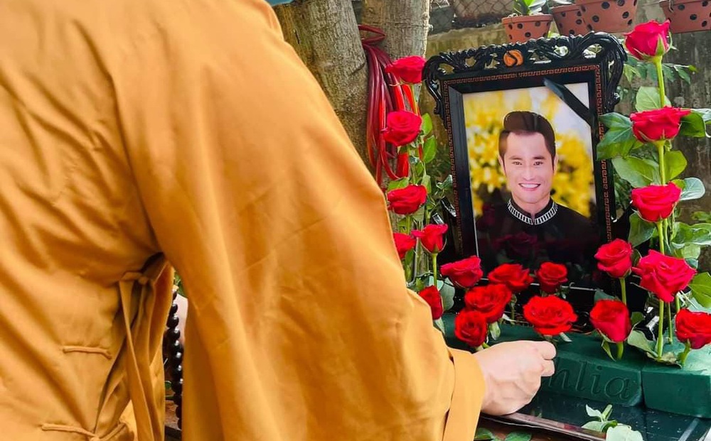 Sao Việt xót xa đến tiễn biệt, người thân tiết lộ ngày tháng cuối đời của NTK Nhật Dũng