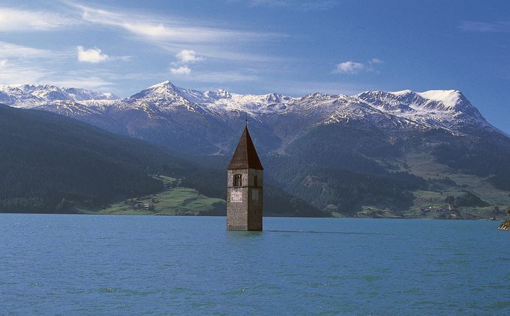 Ngôi làng kỳ lạ nổi lên sau hơn 70 năm biến mất từ đáy hồ nước Ý