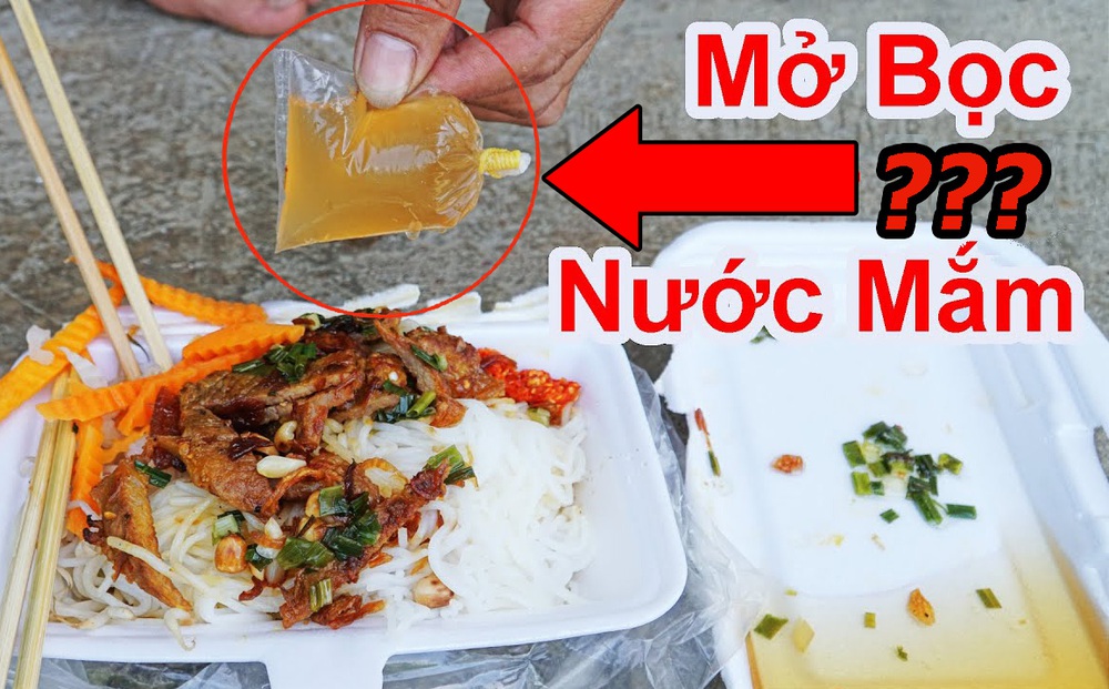 Làm thế nào mở bịch nước mắm trong hộp cơm mà không bị dính hay văng vào người?