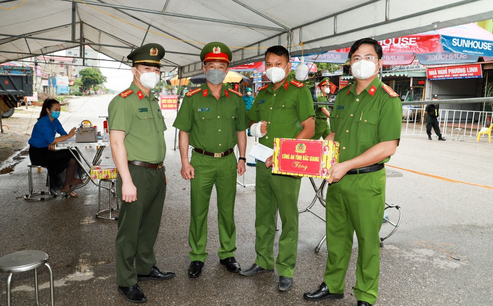 Bắc Giang: Phó trưởng Công an xã gãy xương tay khi truy đuổi nhóm thanh niên tụ tập ăn uống giữa đại dịch Covid-19