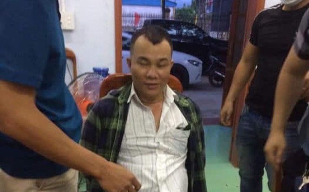 Mang 2 lệnh truy nã, người đàn ông vẫn "tự tin" đi làm căn cước công dân