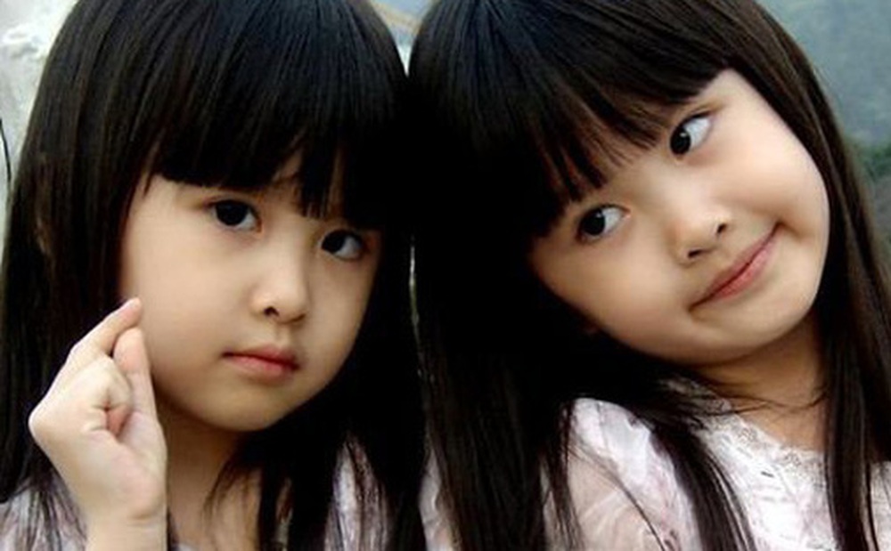 Cặp chị em sinh đôi thiên thần được mệnh danh ''đẹp nhất Đài Loan'' gây ngỡ ngàng với diện mạo ở tuổi thiếu nữ sau 16 năm