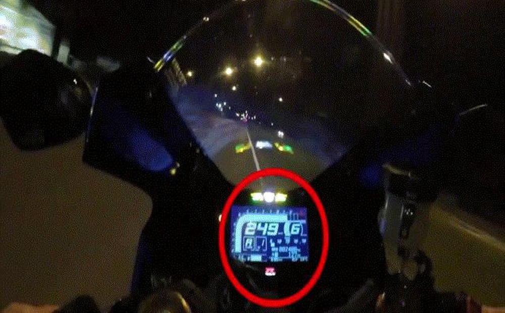 Video: Chạy xe mô tô hơn 250 km/giờ, tài xế gặp tai nạn thảm khốc
