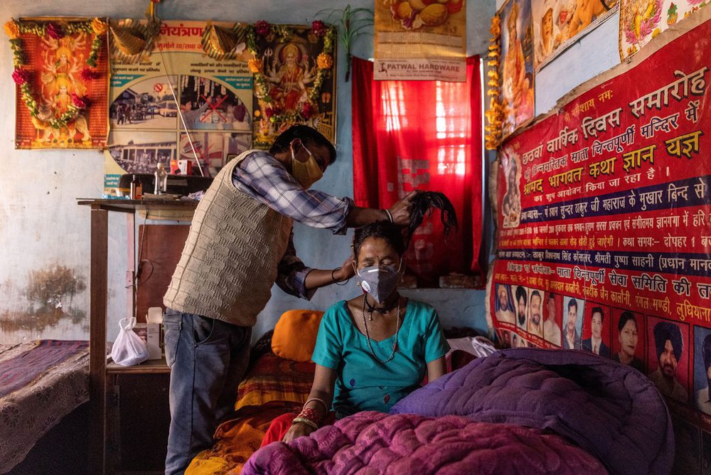 Cái chết trên dãy Himalaya: Cả làng chỉ có 1 bác sĩ, 1 bình oxy, dân nghèo và sợ đến mức không muốn xét nghiệm - Ảnh 1.