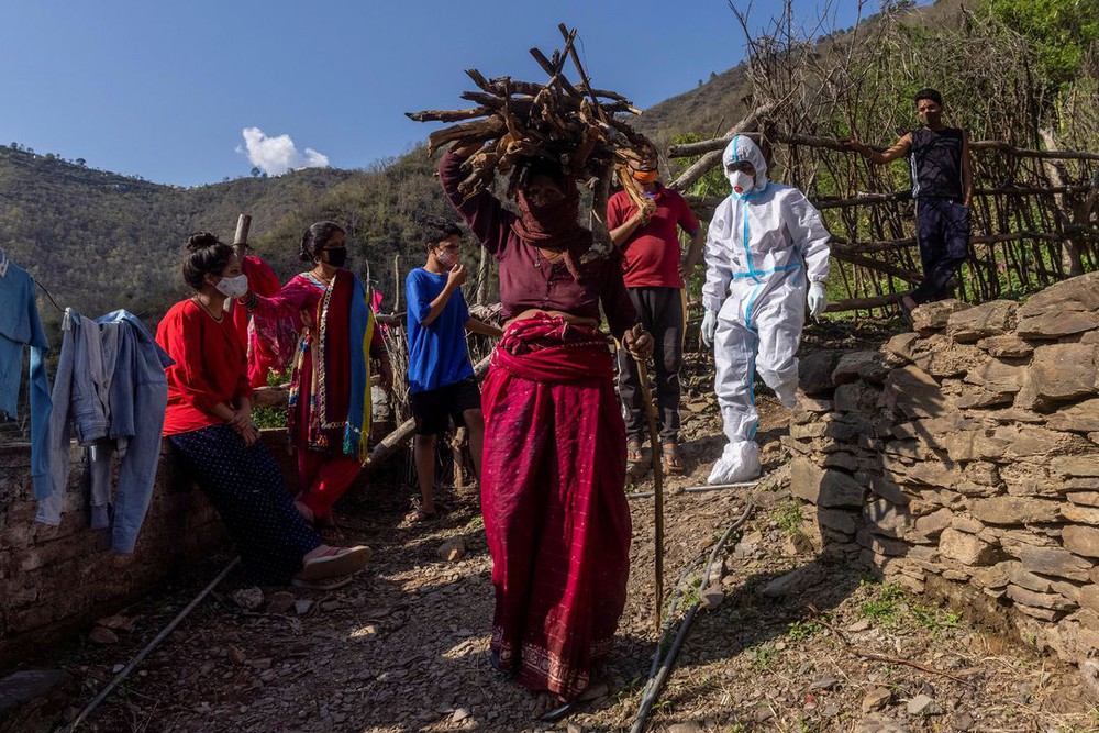 Cái chết trên dãy Himalaya: Cả làng chỉ có 1 bác sĩ, 1 bình oxy, dân nghèo và sợ đến mức không muốn xét nghiệm - Ảnh 10.