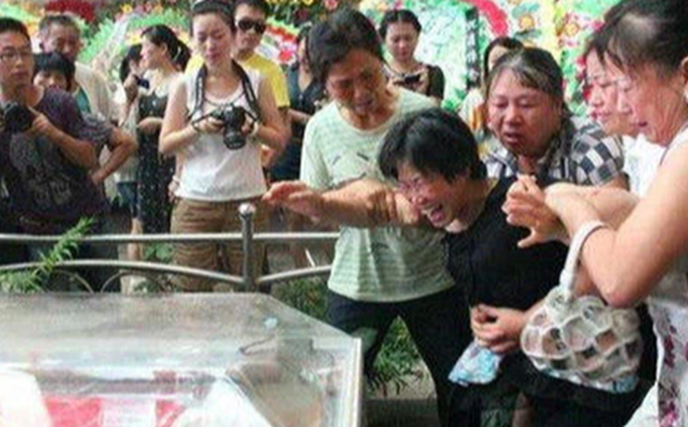 Thanh niên bỏ mạng vì cứu gia đình 4 người, kẻ vô ơn đã không dự đám tang lại còn buông một câu nói cay nghiệt gây phẫn nộ