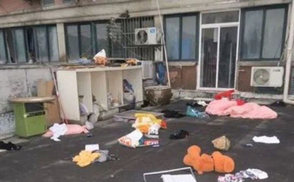 Cãi nhau với bạn trai, người phụ nữ thẳng tay ném đồ từ tầng 15, nhìn số lượng mà choáng váng