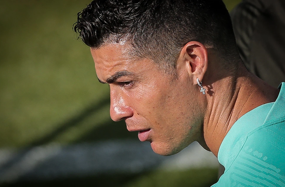 Ronaldo tập luyện để chuẩn bị cho Euro 2020, gây chú ý khi mang vào sân một vật có thể làm bị thương các đồng đội - Ảnh 1.