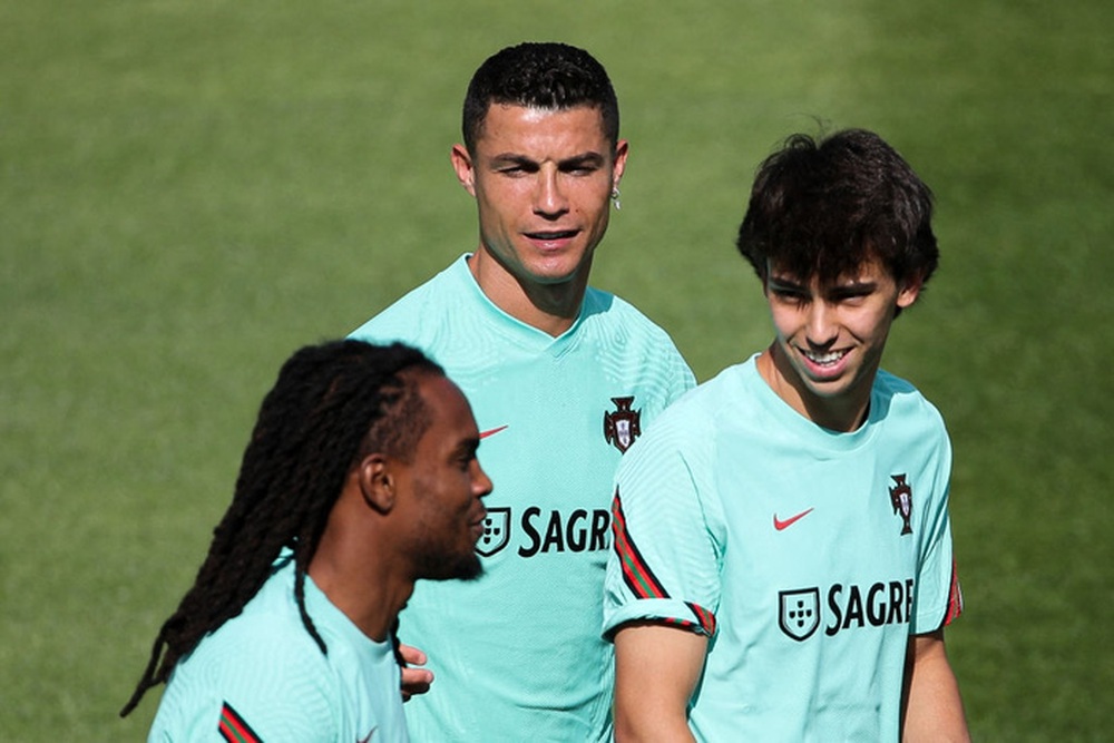 Ronaldo tập luyện để chuẩn bị cho Euro 2020, gây chú ý khi mang vào sân một vật có thể làm bị thương các đồng đội - Ảnh 4.