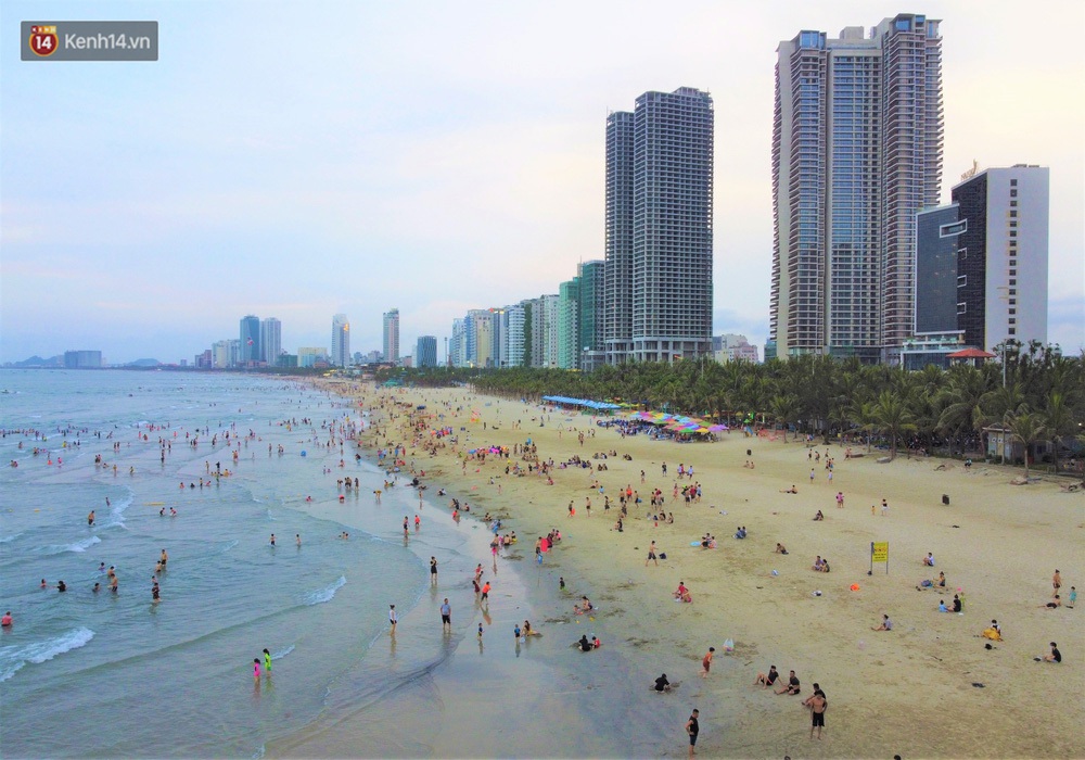 Nhiều người dân và du khách đeo khẩu trang khi tắm biển Đà Nẵng - Ảnh 1.