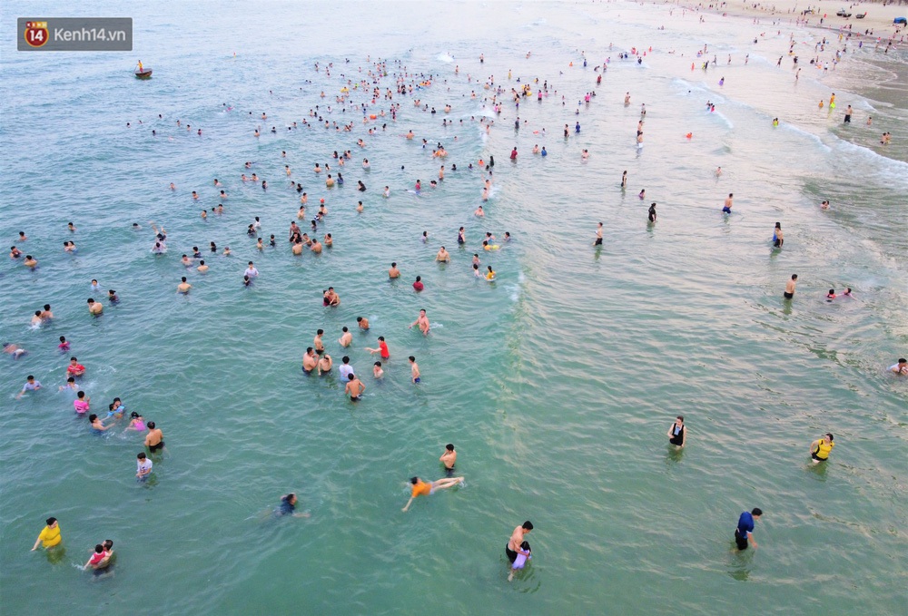 Nhiều người dân và du khách đeo khẩu trang khi tắm biển Đà Nẵng - Ảnh 12.