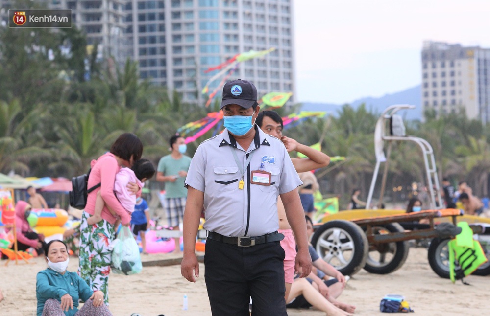 Nhiều người dân và du khách đeo khẩu trang khi tắm biển Đà Nẵng - Ảnh 14.
