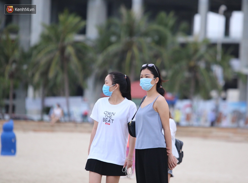 Nhiều người dân và du khách đeo khẩu trang khi tắm biển Đà Nẵng - Ảnh 17.
