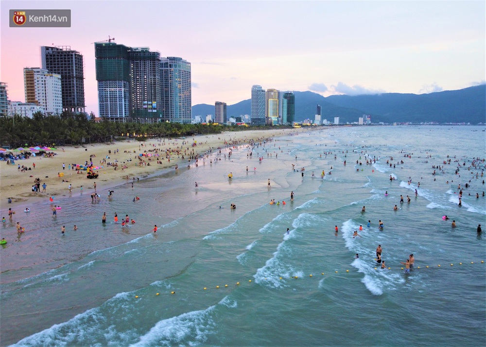 Nhiều người dân và du khách đeo khẩu trang khi tắm biển Đà Nẵng - Ảnh 3.