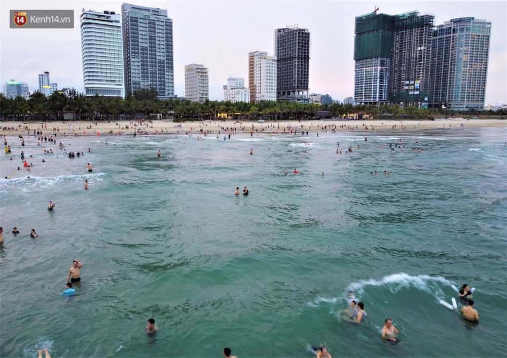 Nhiều người dân và du khách đeo khẩu trang khi tắm biển Đà Nẵng - Ảnh 4.