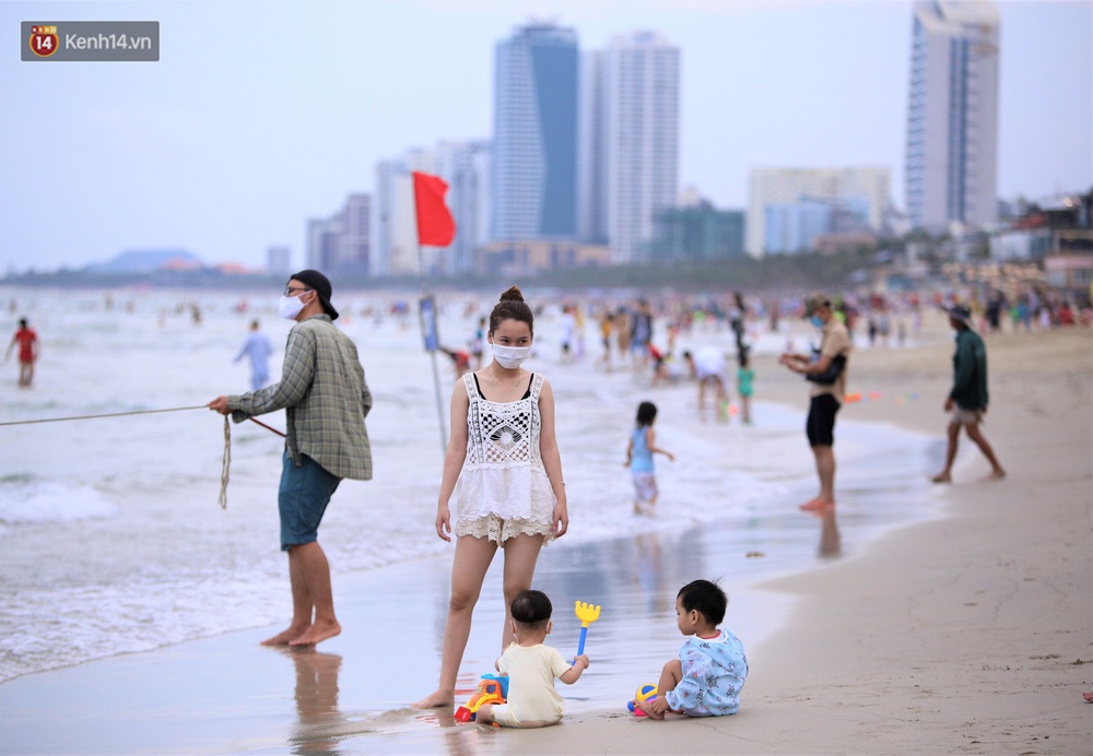 Nhiều người dân và du khách đeo khẩu trang khi tắm biển Đà Nẵng - Ảnh 5.
