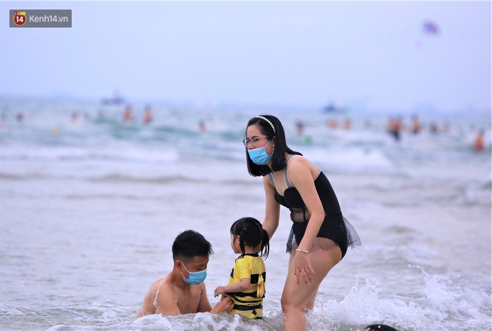 Nhiều người dân và du khách đeo khẩu trang khi tắm biển Đà Nẵng - Ảnh 9.