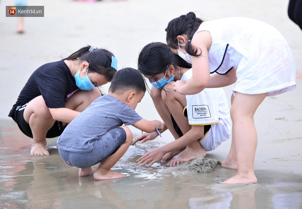 Nhiều người dân và du khách đeo khẩu trang khi tắm biển Đà Nẵng - Ảnh 10.