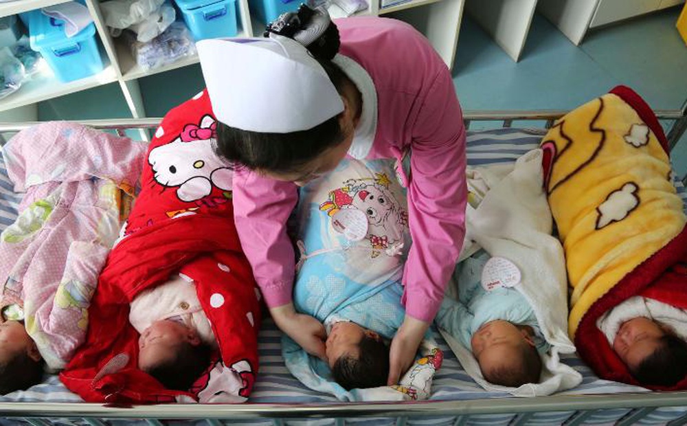 Trung Quốc cho phép đẻ 3 con, dân than thở: "Lợn không muốn đẻ thì đừng ép lợn đẻ, nuôi thân còn không xong!"