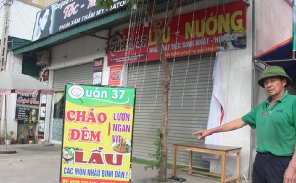 Treo biển quảng cáo, nam thanh niên bị điện giật tử vong