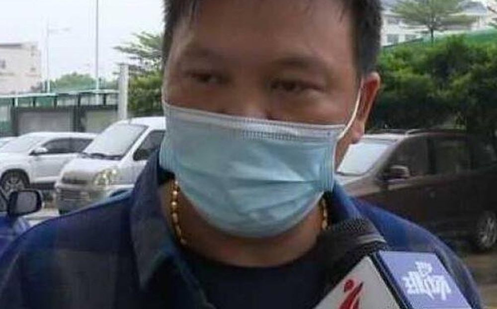 Làm thủ tục cho con, bố "tá hỏa" khi tự dưng có thêm cậu con trai nữa