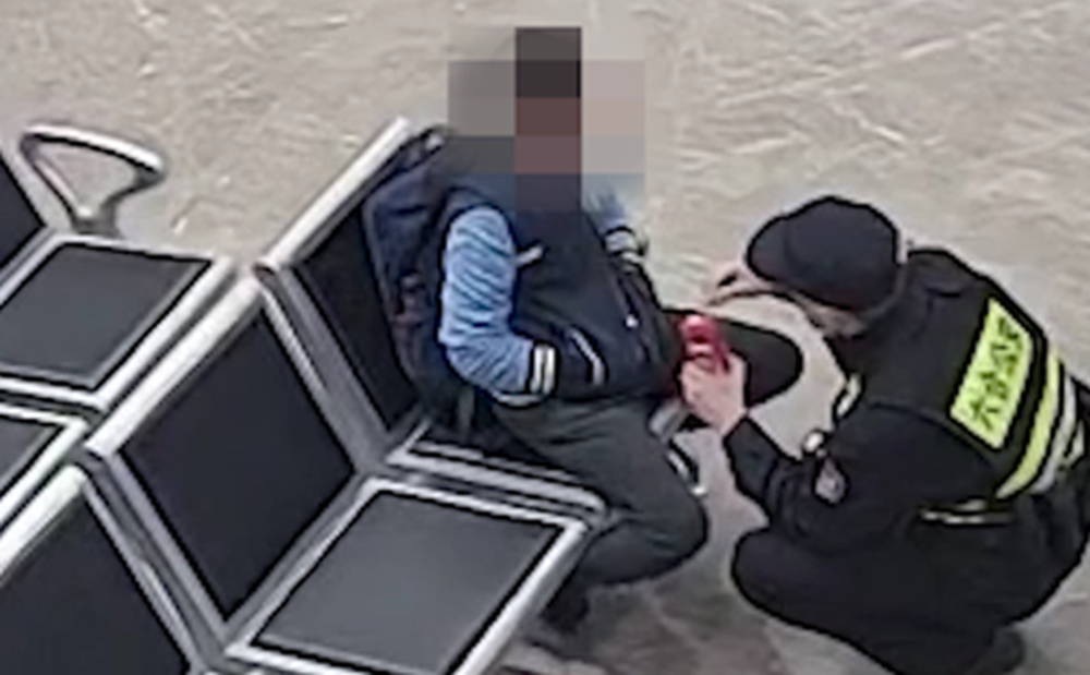 Cậu bé 12 tuổi lang thang ngoài đường giữa đêm, hành động kỳ lạ nhưng chỉ nói một câu khiến cảnh sát nghẹn ngào, dân tình thương trào nước mắt