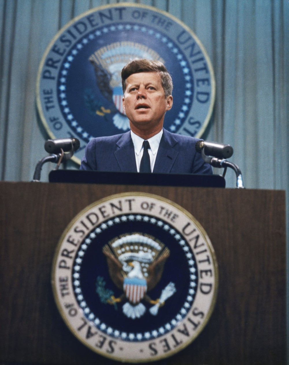 60 năm sau bài phát biểu đưa người Mỹ lên Mặt Trăng, xuất hiện thuyết âm mưu điên rồ về cái chết của TT Kennedy - Ảnh 1.