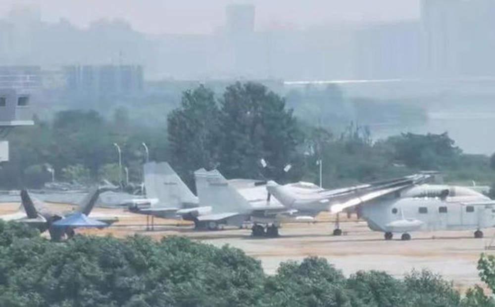 Rò rỉ hình ảnh tiêm kích tàng hình Trung Quốc trên mô hình tàu sân bay mới