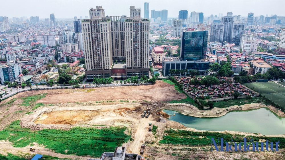 Hà Nội: Đất dự án công viên hồ điều hoà 1.600 tỷ đồng hóa sân bóng, bãi đỗ xe - Ảnh 1.