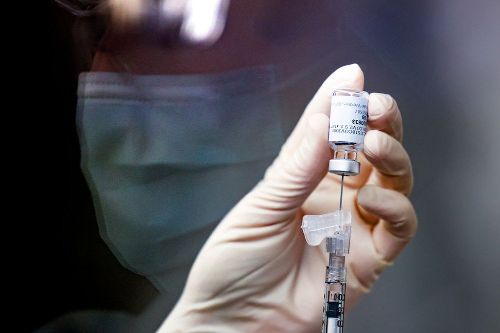 Chuyên gia khuyến cáo 2 vấn đề về việc tiêm vắc xin Covid-19 mũi thứ 2 - Ảnh 1.