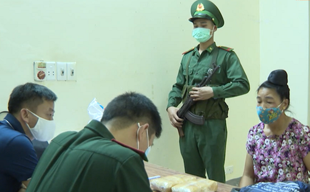 Bắt giữ đối tượng giấu 12.000 viên ma túy trong bao gạo