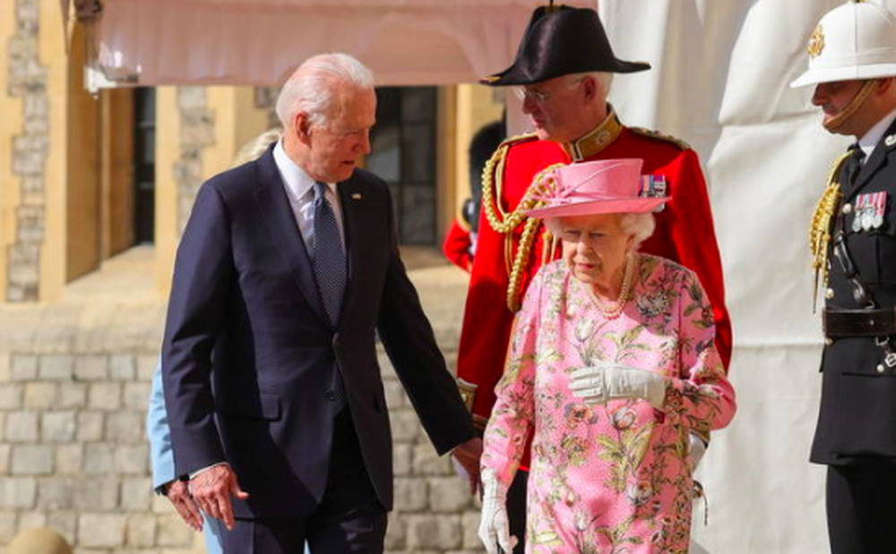 Nữ hoàng Anh khiến ông Biden nhớ về mẹ