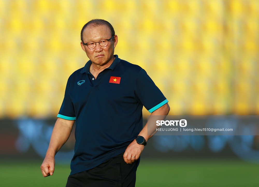 Thầy Park chơi khó ở buổi tập của tuyển Việt Nam, phóng viên UAE chán nản suýt bỏ về sớm - Ảnh 1.