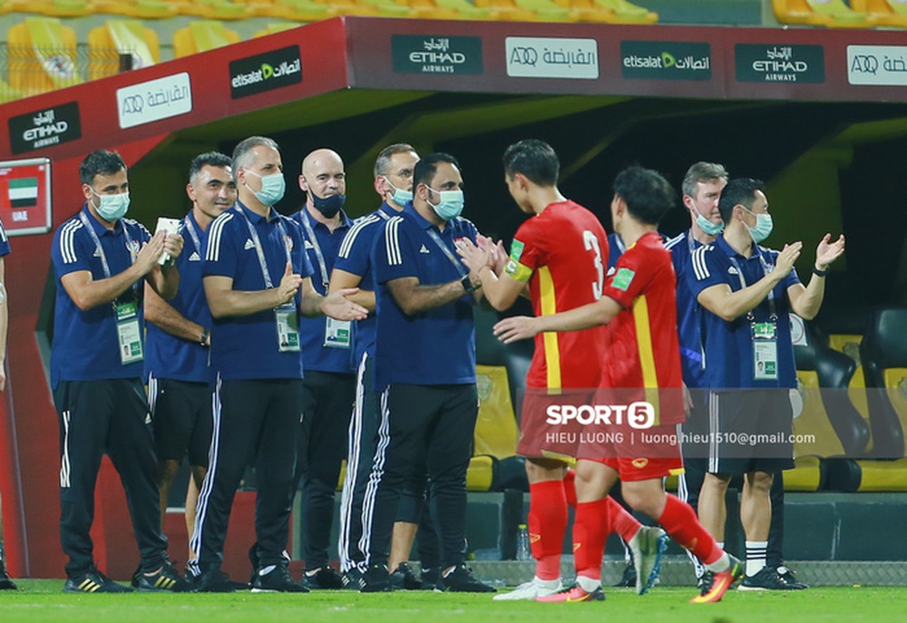 Ban huấn luyện UAE xếp hàng, vỗ tay động viên tuyển Việt Nam sau thất bại - Ảnh 2.