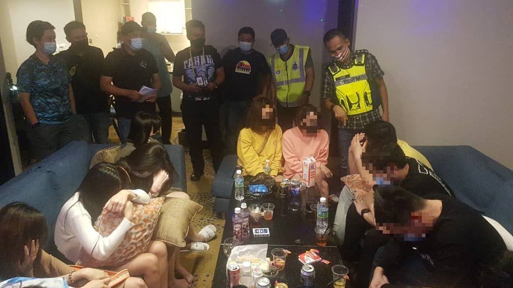 Malaysia: Đột kích tiệc sex, phát hiện nhiều cặp đôi làm chuyện ấy và dùng ma túy - Ảnh 2.