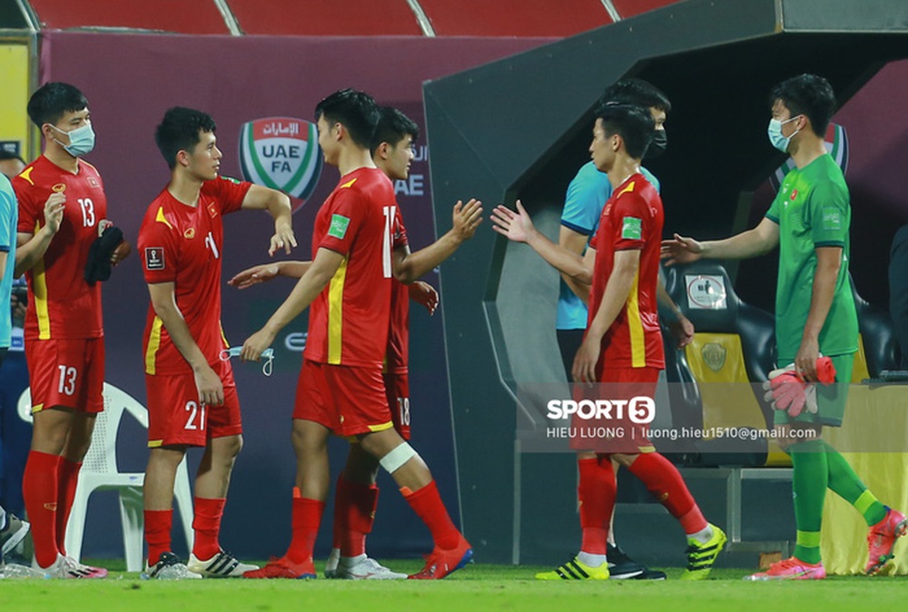 Ban huấn luyện UAE xếp hàng, vỗ tay động viên tuyển Việt Nam sau thất bại - Ảnh 4.