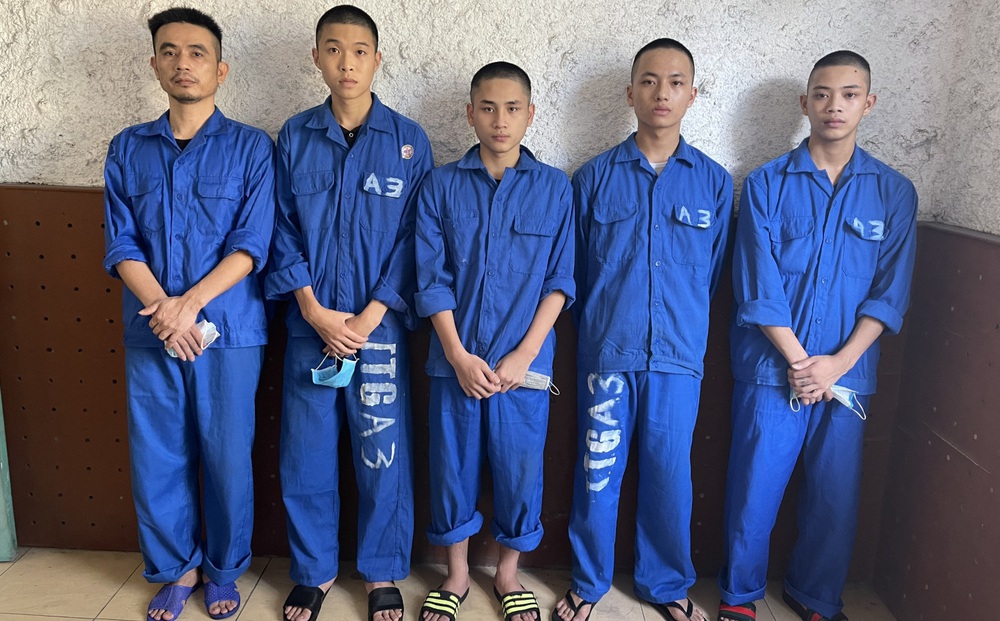 Khai quật tử thi thanh niên chôn cất đã 5 ngày ở Quảng Ninh, cảnh sát bắt khẩn cấp nhóm thanh niên