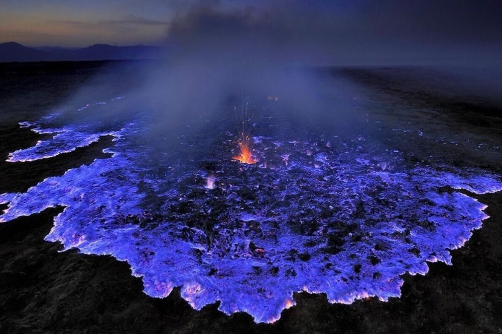 Núi lửa ở Indonesia phun trào dung nham xanh tuyệt đẹp - Ảnh 1.