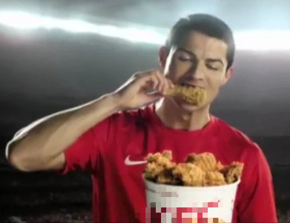 Ronaldo nói đạo lý healthy bị dân tình bóc mẽ: Kiếm hàng nghìn tỷ đồng nhờ quảng cáo sản phẩm không lành mạnh, từ nước có ga, đồ ăn nhanh đến máy rung tạo 6 múi - Ảnh 7.