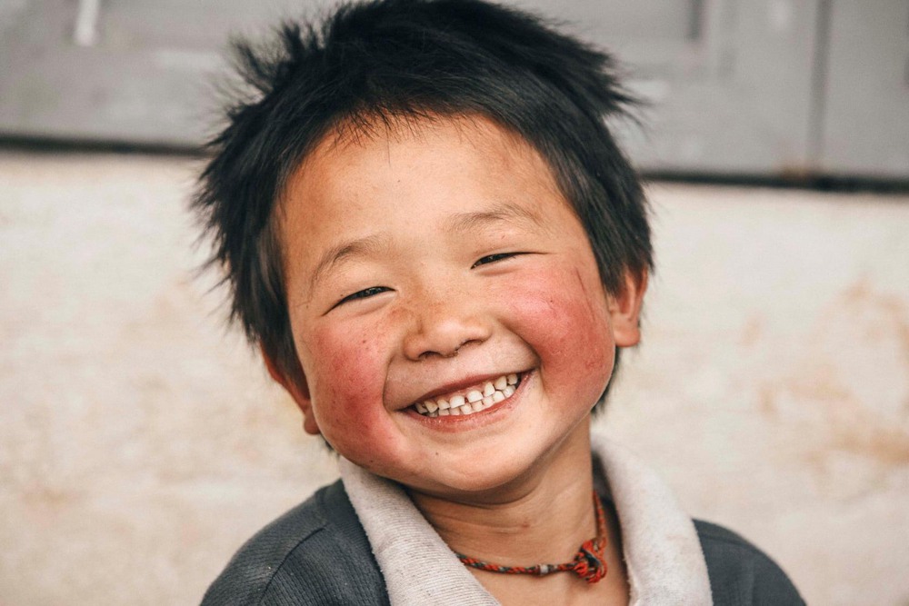 Nụ cười tít mắt của em bé Lào Cai khi được ăn bát cơm có thịt khiến cả triệu trái tim thổn thức - Ảnh 1.